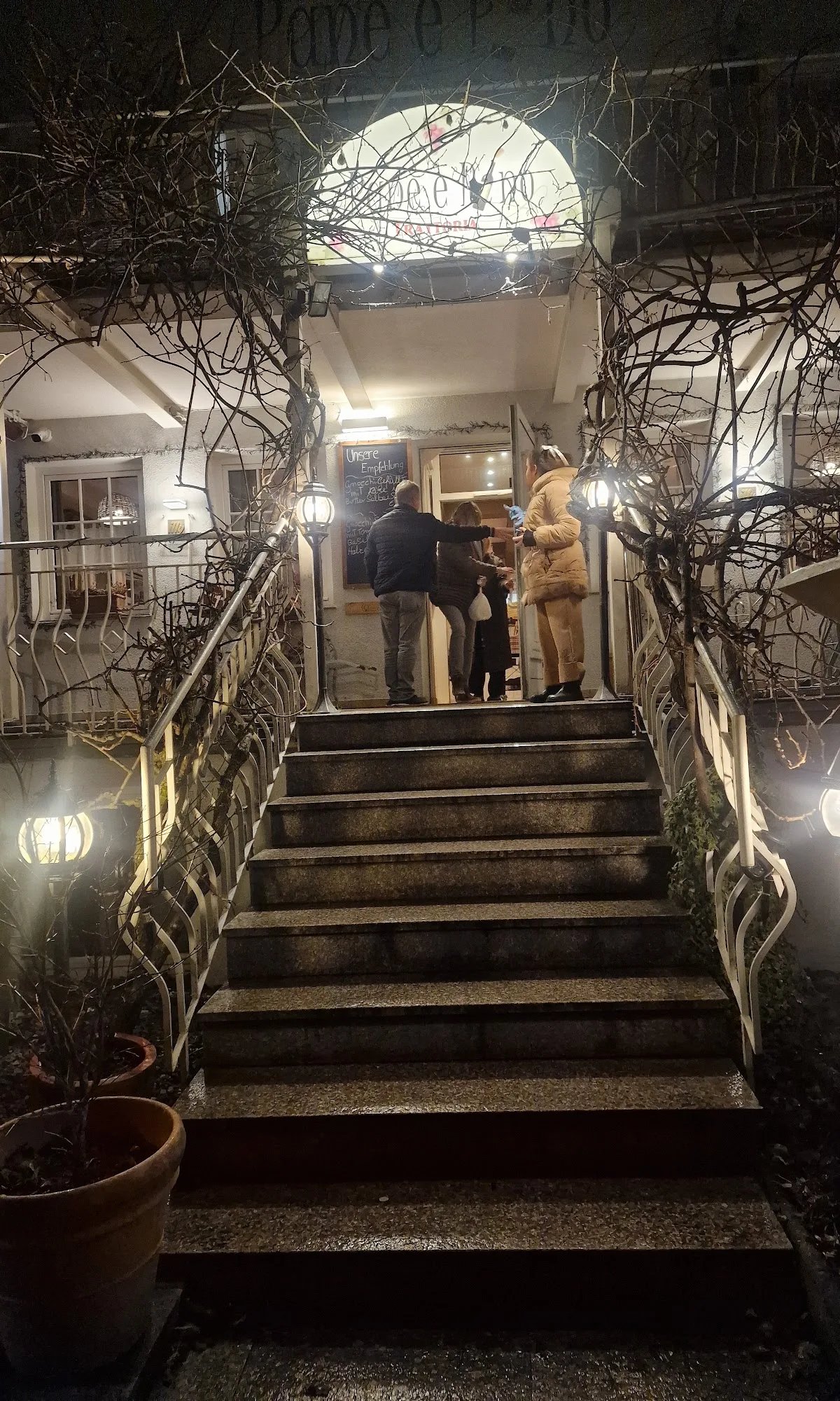 Einladender Eingang bei Nacht