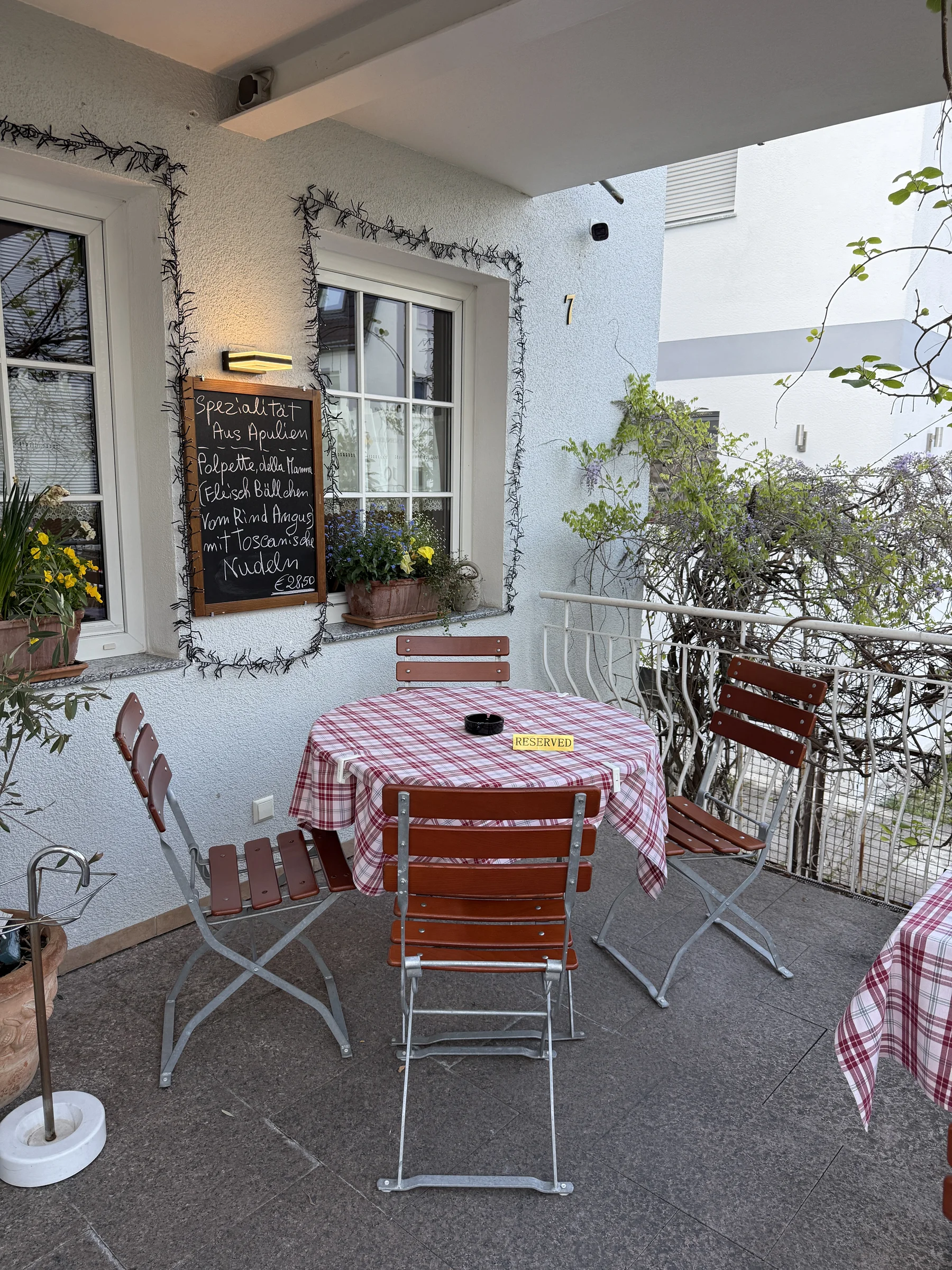 Terrasse mit Blick auf den Eingang